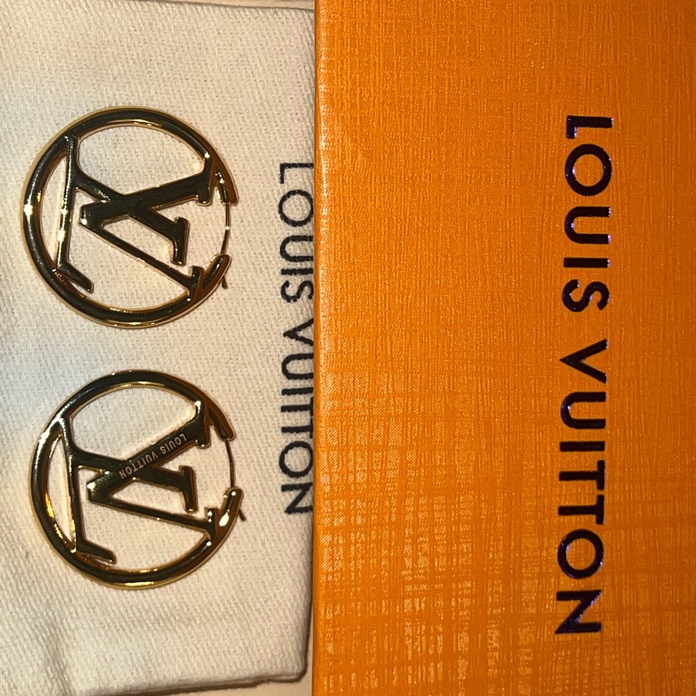 LOUIS VUITTON Louise Hoop Earrings in Gold